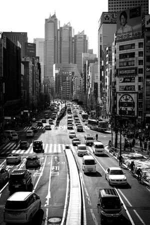 新宿駅近くの甲州街道