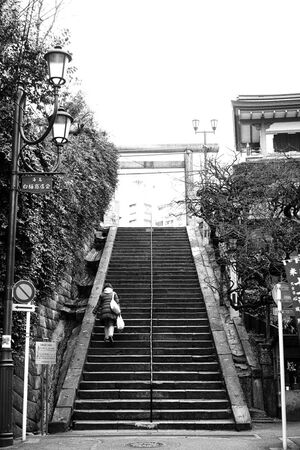 湯島天満宮の急な階段