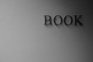 壁に書かれたBOOKの文字
