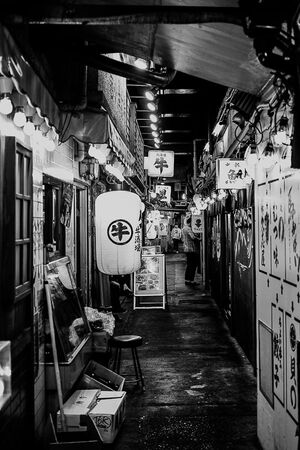 提灯と看板のある路地