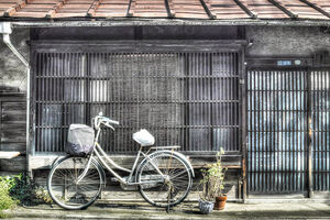 古い家屋と自転車