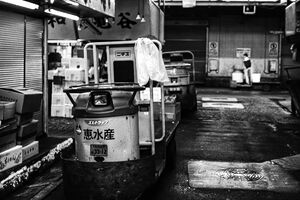 通路脇に駐められたターレー
