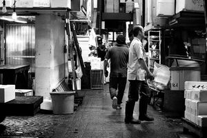 築地市場の通路を歩く男たち