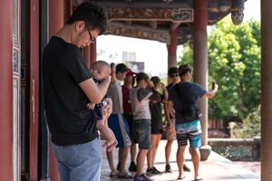 赤子を抱える若いお父さん