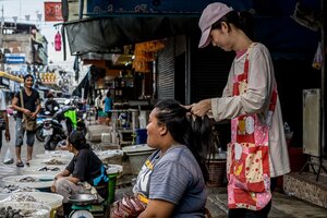 商店街で髪を結う女性