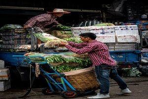 クロントゥーイ市場でトラックから野菜を下ろしていたふたりの男