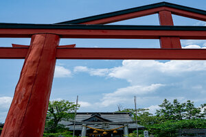 Torii gate and shrine of Ootokonushi Jinja