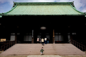 護国寺の本堂前を走り回る女の子