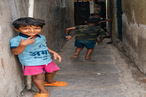 カメラを見つめる男の子