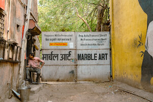 Large gate appeared in the alleyway