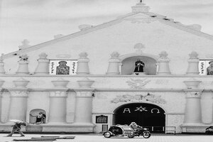 Tricycle stopping in front of Laoag Cathedral