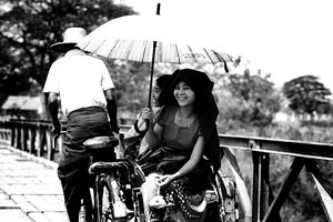 自転車タクシーの乗った笑顔の女