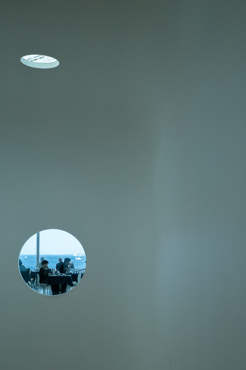 横須賀美術館の丸い窓