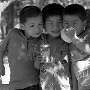 三人の男の子と一本のコーラの缶