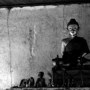薄暗いお堂の中に安置されていた仏像