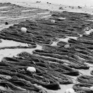 砂浜の上に並べられた漁網