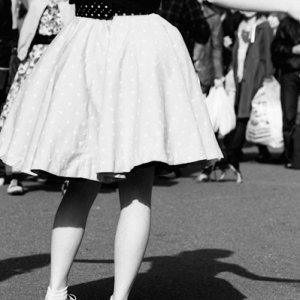代々木公園の入り口にある広場で踊る女の子