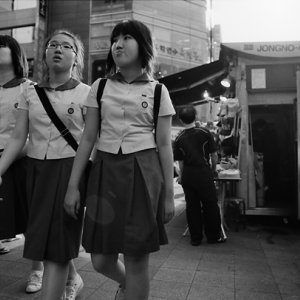制服姿の三人の女子学生