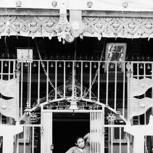ヒンドゥー教寺院の入り口に立つ女