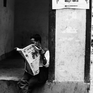 新聞を読む男