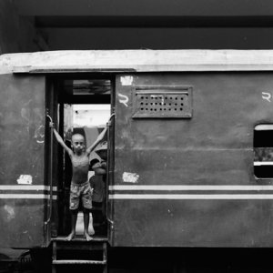 列車の乗降口に立つ男の子