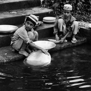 Kids washing plates