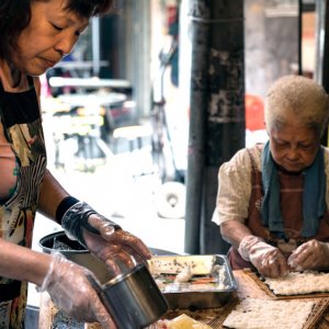 巻き寿司を作る二人の女性