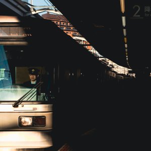 駅に入ってきた電車