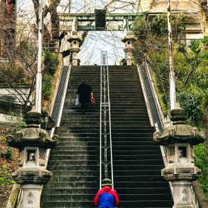 市谷亀岡八幡宮の急な参道