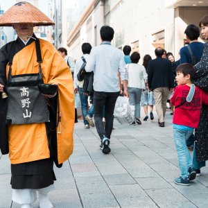 人混みの中の僧侶