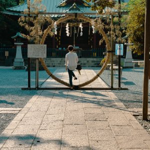 金王八幡宮で茅の輪をくぐる女