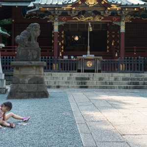金王八幡宮の境内で遊ぶ女の子