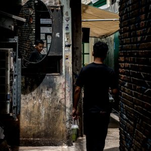 路地の鏡