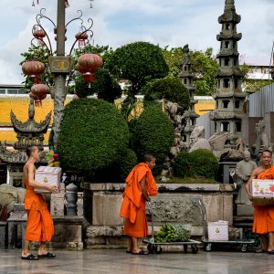 お供え物を運ぶ僧侶