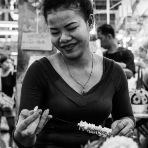 Woman making Phuang Malai