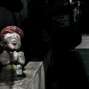 Small statue wearing a red turban