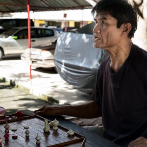 対戦相手の顔をまじまじと見る男