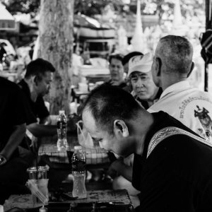 タイ将棋に興じる男たち