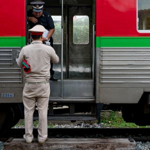 バーンレーム駅の車掌と犬