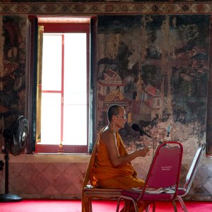 ひとりで読経する僧侶