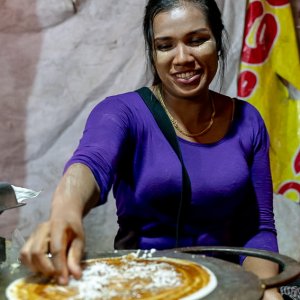 Woman cooking Mont Pyar Thalet by the roadside