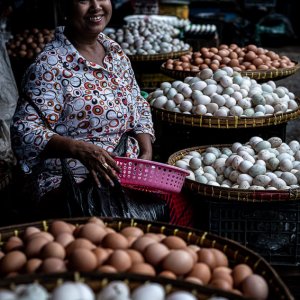 ダラの市場で卵を売っていた女性