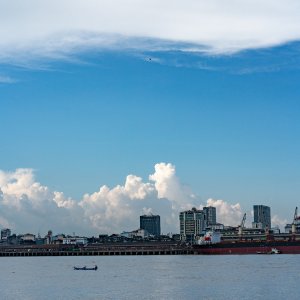 ヤンゴン川に浮かぶ漁船