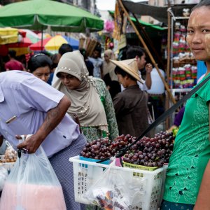 葡萄を売る女性