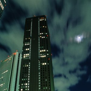 新宿の高層ビル群の間に見える月