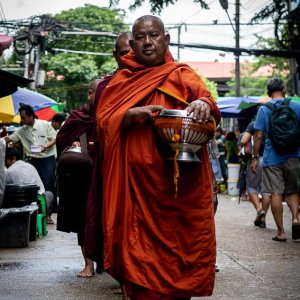 托鉢の鉢を抱えて歩く僧侶たち