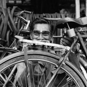 自転車を修理する男