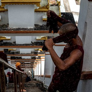 仏塔の清掃をする僧侶たち
