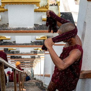 仏塔の清掃をする僧侶たち