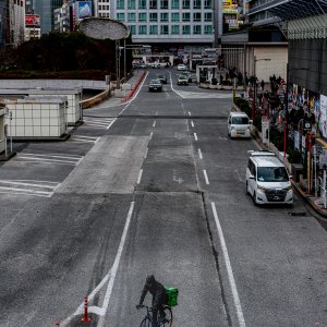 新宿西口ロータリーの大きな通りを走る自転車